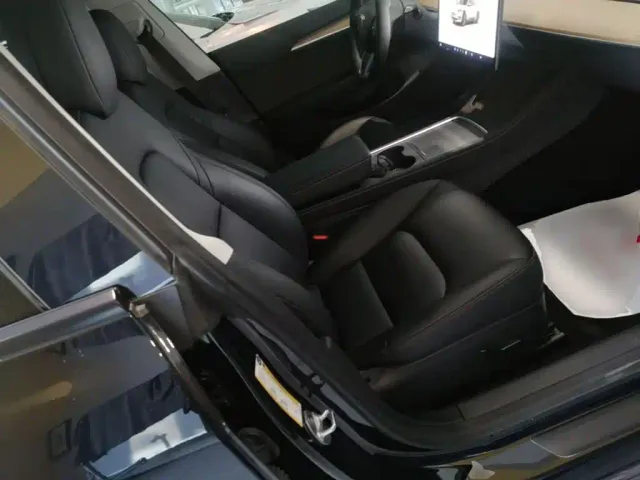 Tesla Model 3 — Фото автомобиля 24