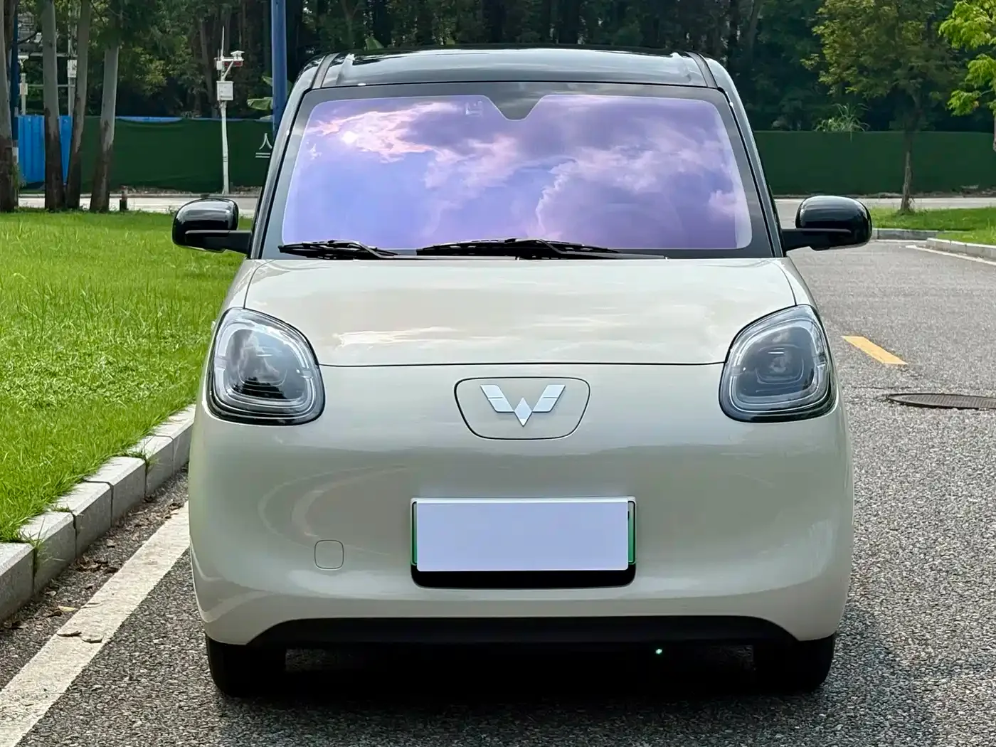 Wuling Motors Hongguang MINIEV 2025 4-Door Premium+ Edition — Фото автомобиля 2