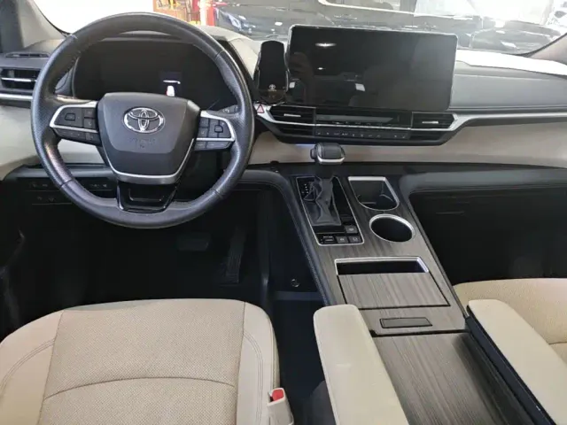 Toyota Sienna — Фото автомобиля 9