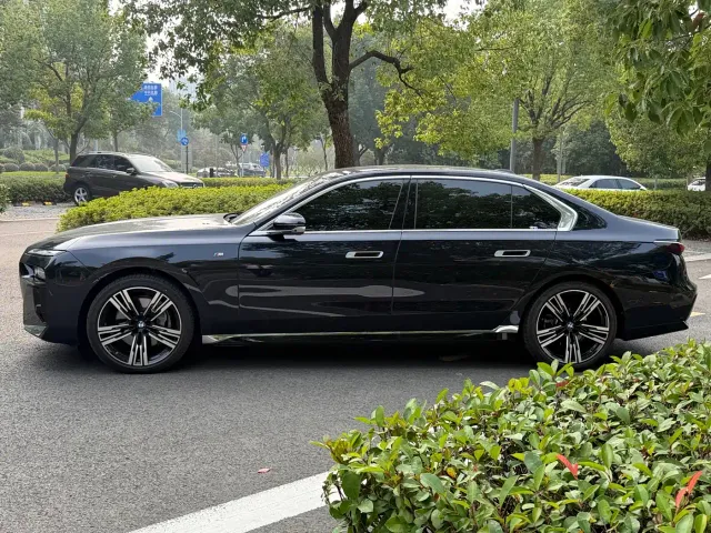 BMW 7 Series — Фото автомобиля 3