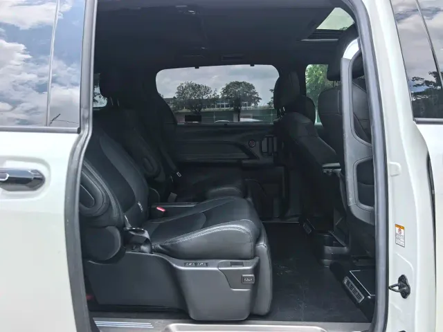 Toyota Sienna — Фото автомобиля 11