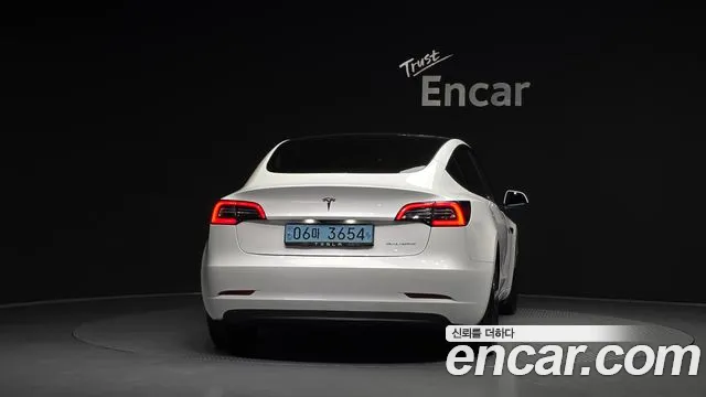 Tesla Model 3 — Фото автомобиля 4