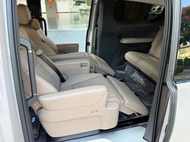 Li Auto MEGA — Фото автомобиля 18
