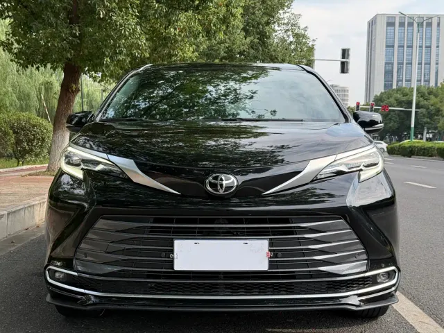 Toyota Sienna — Фото автомобиля 2