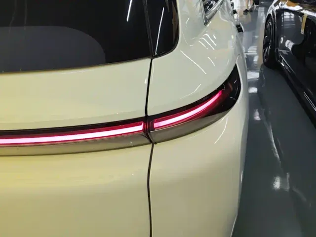 Li Auto L8 — Фото автомобиля 23