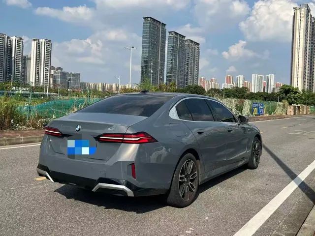 BMW 5 Series — Фото автомобиля 3