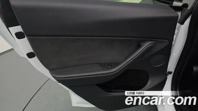 Tesla Model Y — Фото автомобиля 24