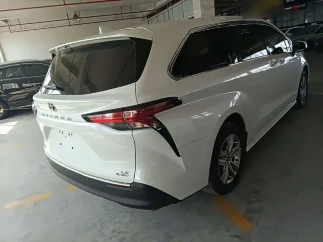 Toyota Sienna — Фото автомобиля 6