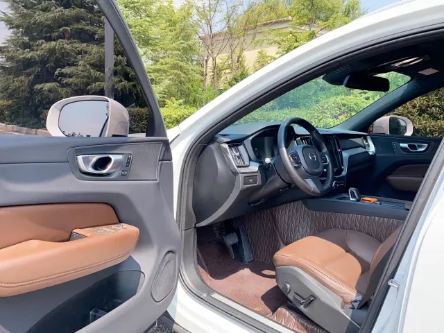 Volvo XC60 — Фото автомобиля 10