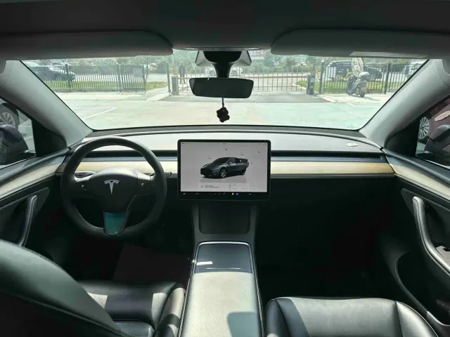 Tesla Model Y — Фото автомобиля 4