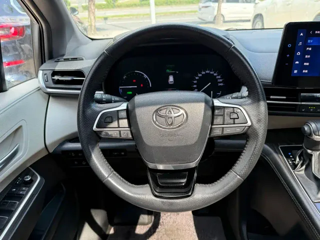 Toyota Sienna — Фото автомобиля 16