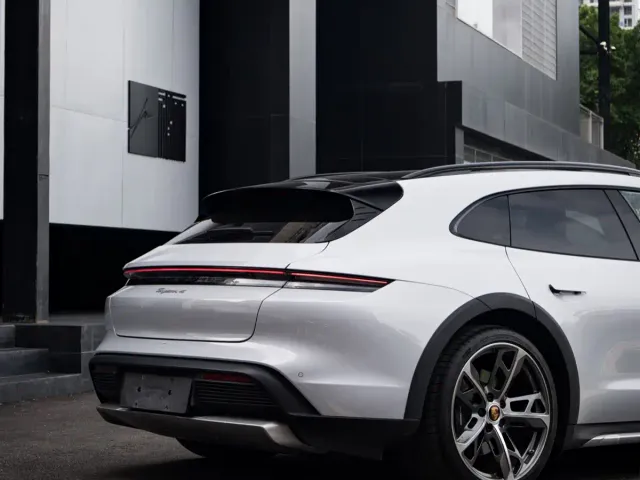 Porsche Taycan — Фото автомобиля 4