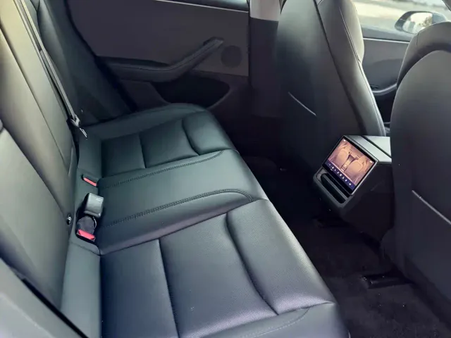 Tesla Model 3 — Фото автомобиля 12