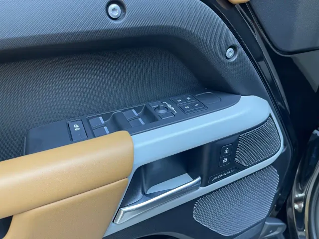 Land Rover Defender — Фото автомобиля 16