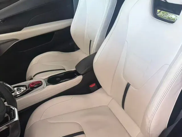 Lotus Emira — Фото автомобиля 7