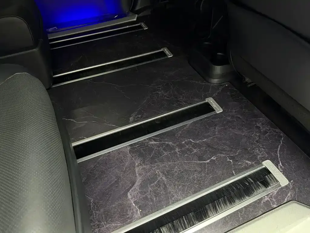Toyota Granvia 2024 2.5L Hybrid Premium PLUS 4WD Edition — Фото автомобиля 17