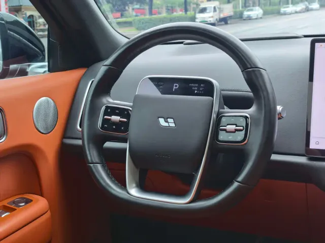 Li Auto L8 — Фото автомобиля 7