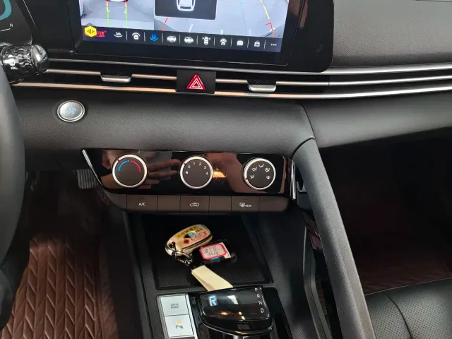 Hyundai Elantra — Фото автомобиля 12