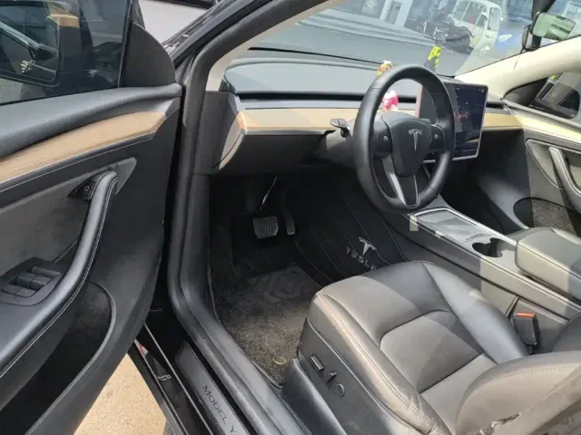 Tesla Model Y — Фото автомобиля 15