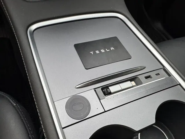 Tesla Model Y — Фото автомобиля 8