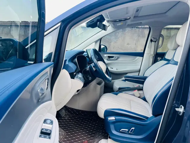 Roewe iMAX8 — Фото автомобиля 4