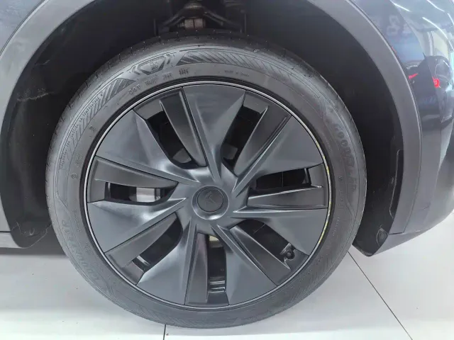 Tesla Model Y — Фото автомобиля 16