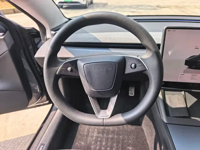 Tesla Model 3 — Фото автомобиля 8