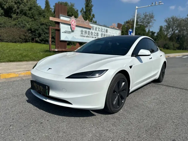 Фотография автомобиля — Tesla Model 3