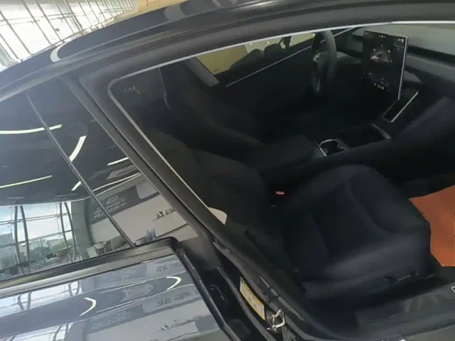 Tesla Model 3 — Фото автомобиля 24