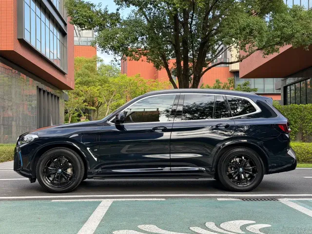 BMW iX3 — Фото автомобиля 3