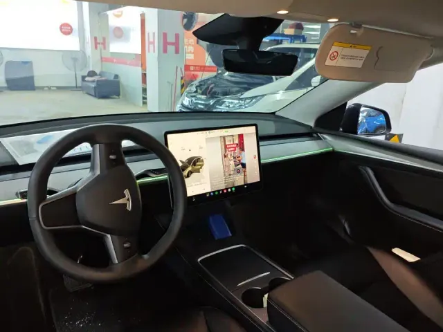 Tesla Model Y — Фото автомобиля 15
