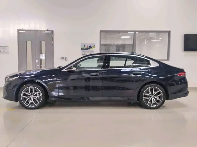 BMW i5 — Фото автомобиля 2