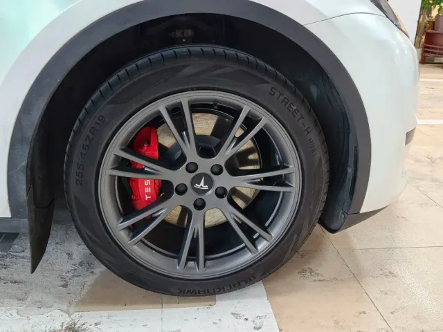 Tesla Model Y — Фото автомобиля 10
