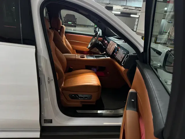 AITO Wenjie AITO M8 2025 Range Extender Max+ Edition 53.4kWh 5-seater — Фото автомобиля 9