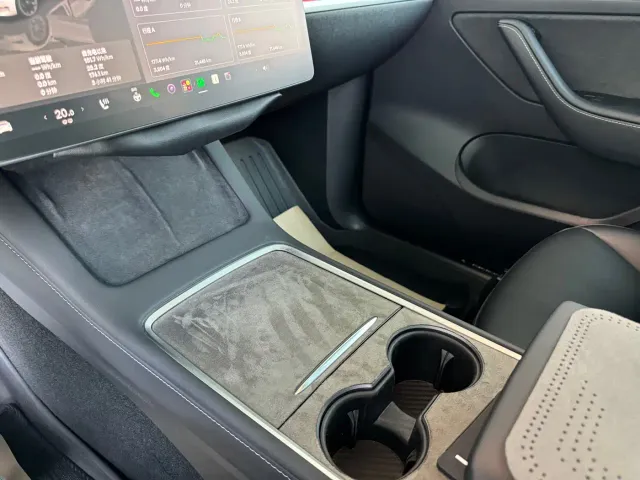 Tesla Model Y — Фото автомобиля 9