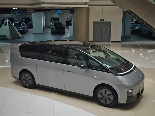 Li Auto MEGA — Фото автомобиля 4