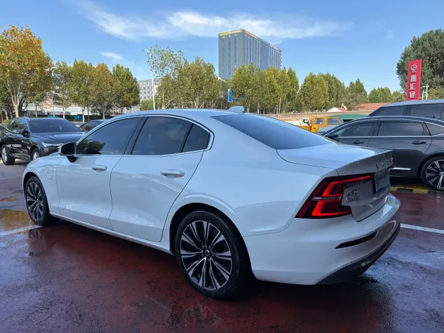 Volvo S60 Plug-in Hybrid — Фото автомобиля 4