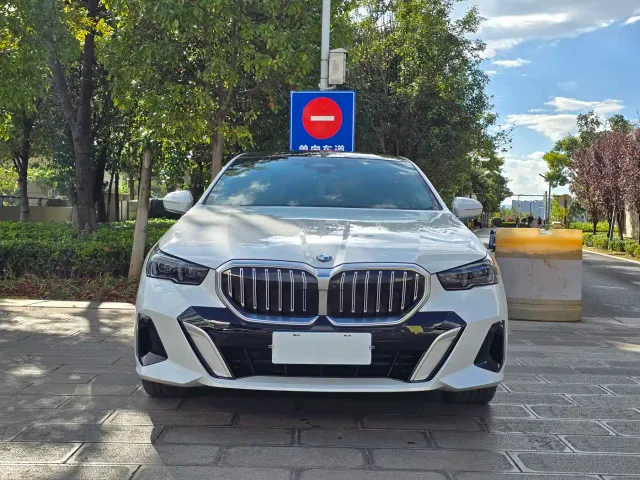 BMW 5 Series — Фото автомобиля 2