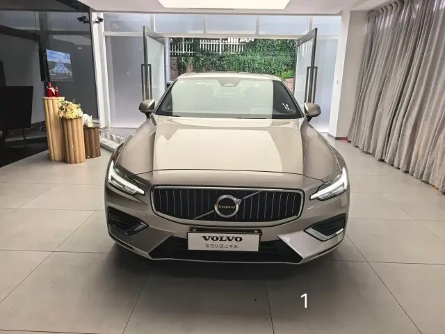 Volvo S60 — Фото автомобиля 3