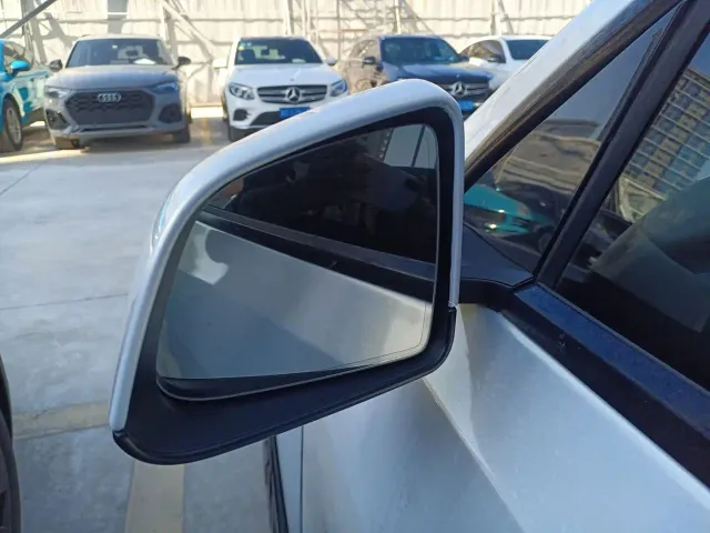 Tesla Model Y — Фото автомобиля 11
