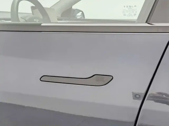 Tesla Model Y — Фото автомобиля 18