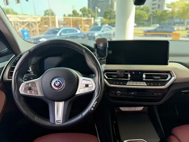 BMW iX3 — Фото автомобиля 11