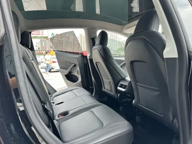 Tesla Model Y — Фото автомобиля 12