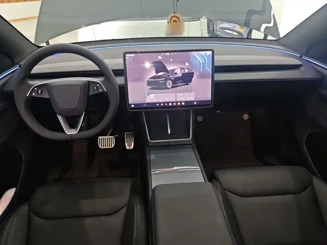 Tesla Model Y L — Фото автомобиля 9