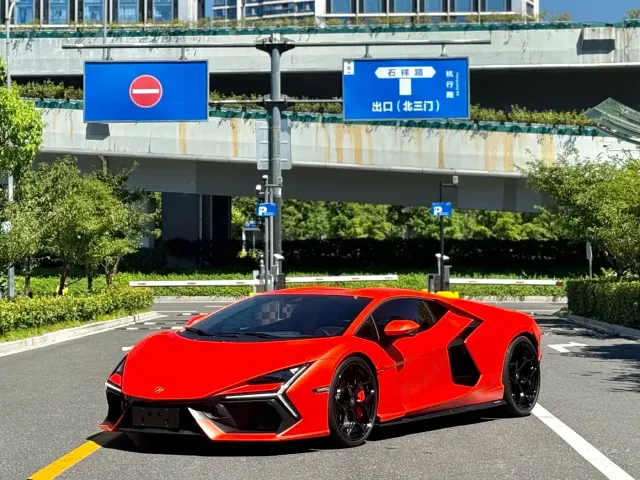 Lamborghini Revuelto — Фото автомобиля 3