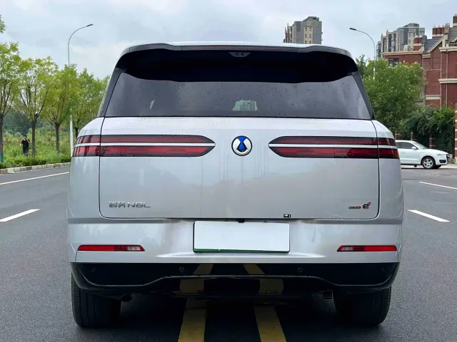 Denza N8L — Фото автомобиля 5
