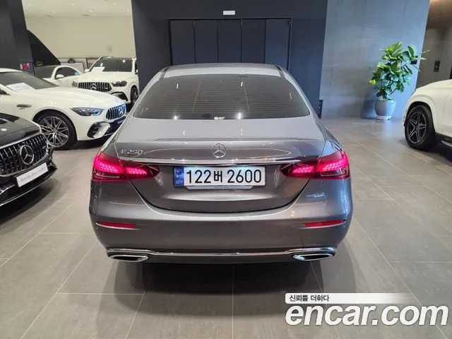 Mercedes-Benz E-Class — Фото автомобиля 4