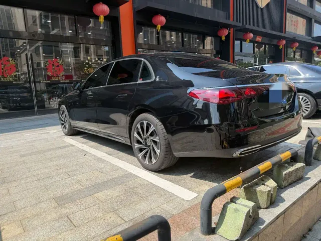 Mercedes-Benz E-Class — Фото автомобиля 3