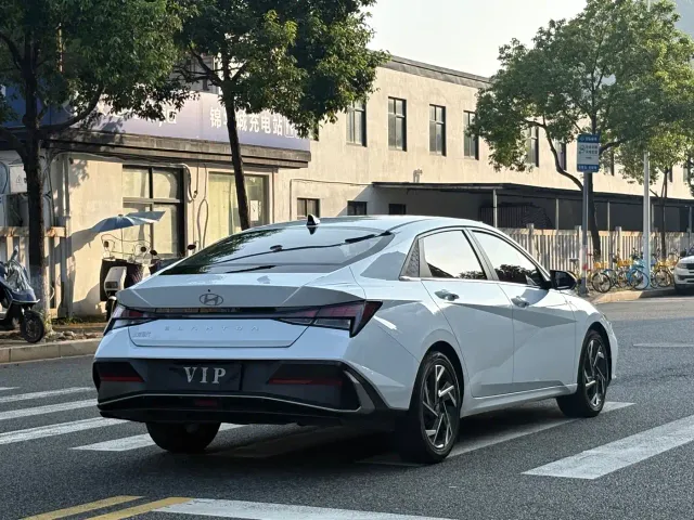 Hyundai Elantra — Фото автомобиля 16