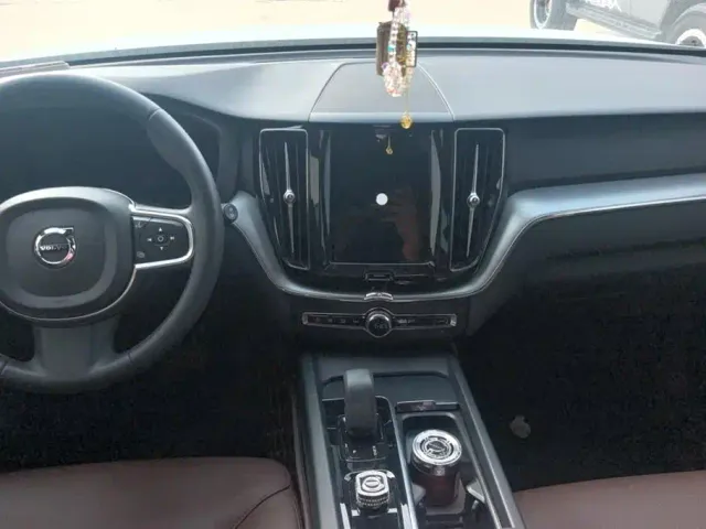 Volvo XC60 — Фото автомобиля 13